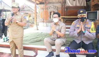 Kapolres Leo Dedy Dampingi Bupati Badung Menyalurkan BLT Rp.300.000,- /KK
