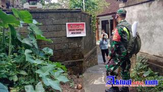 Anggota Jajaran Kodim 1626/Bangli Pantau Warga Yang Sedang Melaksanakan Isoter Desa