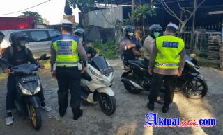 Gunakan Destar Merah Putih, Polres Gianyar Laksanakan Penyekatan