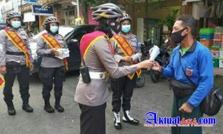 IPTU Reina Kusmarlandri Putri Berpatroli Sepeda Gayung Bagikan Masker Edukasi Humanis