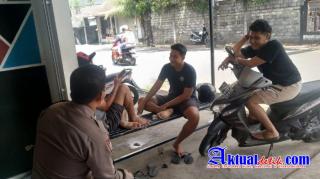 Laksanakan Giat Sambang Desa, Bhabinkamtibmas Bugbug Sampaikan Pesan Kamtibmas
