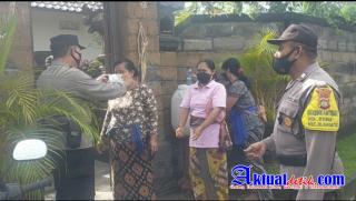 Simakrama, Polsek Blahbatuh Bagikan Masker dan Disiplin Prokes Jelang Upacara Ngaben