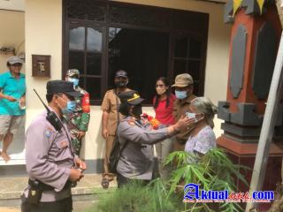 Wujud Kepedulian, Kapolsek Tampaksiring Layani Antar Jemput Warga Lansia Guna Mendapatkan Vaksin