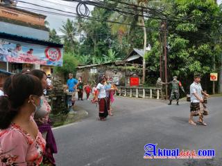 Babinsa 1616-07/Payangan Gianyar, Pantau Giat Upacara Keagamaan Masyarakat di Masa PPKM Level 2