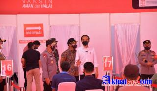 Presiden Jokowi Tinjau Vaksinasi Massal Jelang HUT Bhayangkara ke-75