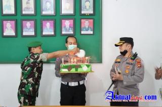 HUT TNI Ke-77, Kapolres Karangasem Berikan Kue Ulang Tahun Kepada Dandim 1623/Karangasem