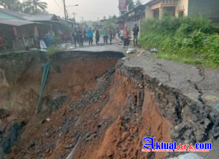 Tanggap Bencana, Polsek STM Hulu Bantu Aktifkan Jalur Alternatif Bersama Masyarakat
