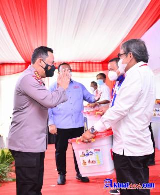 Bagikan Ribuan Sembako, Kapolri Titip Pesan Buruh Tetap Jaga Prokes