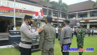 Kapolres Tabanan Sematkan Pita Warna Merah Tandai Operasi Aman Nusa Agung II Lanjutan Resmi Digelar