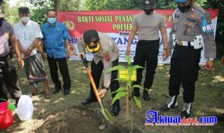 Sambut Hut Bhayangkara Ke-75, Polres Gianyar Bakti Sosial Penanaman Pohon di Monkey Forest Ubud