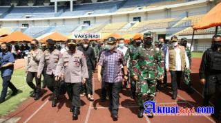 Tinjau Vaksinasi di Bandung, Panglima dan Kapolri Berharap Program Vaksinasi Presiden 1 Juta 1 Hari 