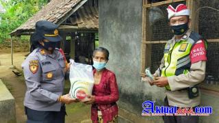 Terjun Langsung Ke Pelosok Desa Kapolsek Tampaksiring Berbagi Sembako Dan Masker