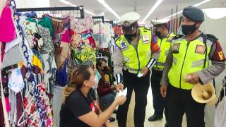 Ops Patuh Agung 2021 di Hari ke 13, Polres Gianyar Bagikan Masker di Pasar Seni Sukawati
