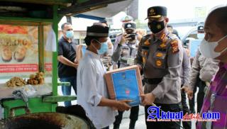 Terdampak Pandemi Covid-19, Kapolresta Bagikan Sembako untuk Pedagang Kaki Lima
