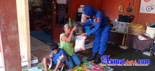 Kasat Polairud Polres Gianyar, Pimpin Giat Penyaluran Bantuan Paket Sembako Dari PT. Kutus Kutus