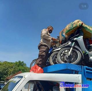 Antisipasi Curanmor, Anggota Lalu-lintas Polsek Padangbai Cek Dokumen Ranmor di Pelabuhan Padangbai