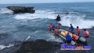 Turut Mensukseskan Pujawali di Pura Luhur Tanah Lot, Kasat Polairud Ajak Personil Ngayah