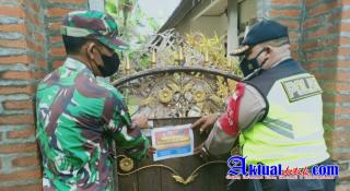 Efektif Dalam Pengawasan Bhabinkamtibmas Dan Babinsa Singakerta Tempel Stiker Dirumah Warga Isoman