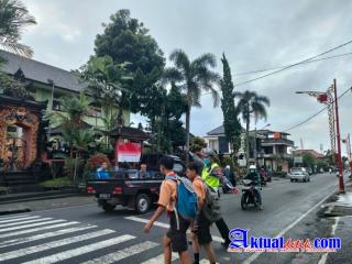 Jaga Situasi Tetap Kondusif, Personil Polsek Bangli Berikan Pelayanan Pengaturan di Depan Sekolah