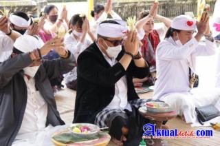 Wabup Sanjaya Melakukan Persembahyangan Di Pura Candi Mas