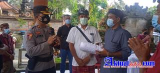 Pimpin Pengamanan Kegiatan Vaksinasi, Kabag Ops Polres Gianyar Bagikan Masker Gratis