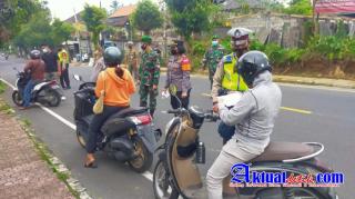 Kapolsek Tampaksiring Himbau Prokes dan Bagikan Masker Saat Operasi Patuh Agung 2021