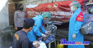 Gerai Vaksin Presisi, Vaksinator Polres Gianyar Door To Door Datangi Rumah Warga Gianyar
