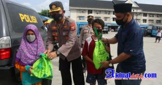 Bidhumas Polda Malut Bersama Insan Pers Berbagi Kepada Anak-Anak