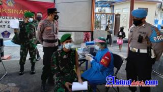 Anggota TNI Yon Zipur Ikuti Gerai Vaksin Presisi Polres Gianyar Tahap II