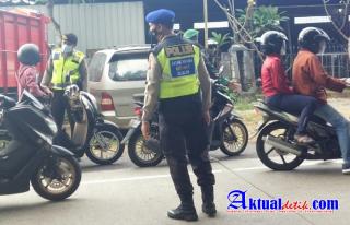 Di Masa PPKM Level 4, Polres Gianyar Secara Rutin Gelar Pemeriksaan dan Penyekatan