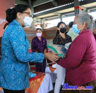 Sapa Masyarakat Gianyar, Tim Penggerak PKK Provinsi Bali Berbagi Beras dan Susu