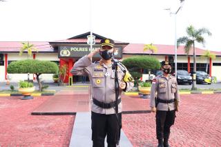 Pimpin Upacara, Kapolres Karimun Beri Penghargaan Personel Berprestasi & Masyarakat