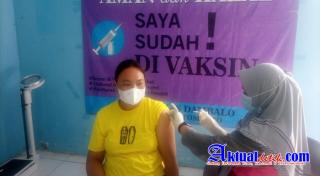 Pemdes Molantadu Bersama Puskesmas Dambalo Melaksanakan Vaksinasi Kepada Warga