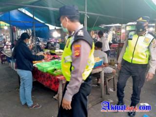 Tak Bosan dan Tak Jenuh Demi Kemanusiaan, Polsek Rendang Edukasi PPKM dan Prokes