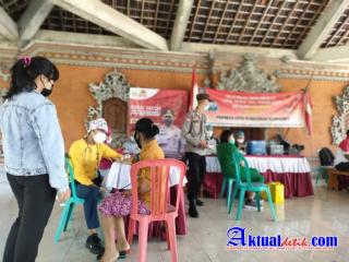 Percepat Capai Target, Team Vaksinator Polres Karangasem Sasar Masyarakat Desa Gegelang