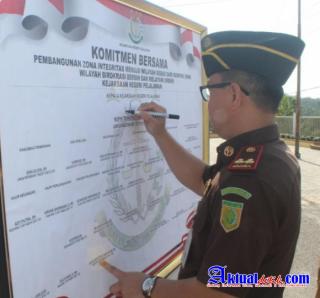 Kajari Pelalawan, Nophy T. Suoth, SH, MH Berikan Motivasi Kepada Jajaran