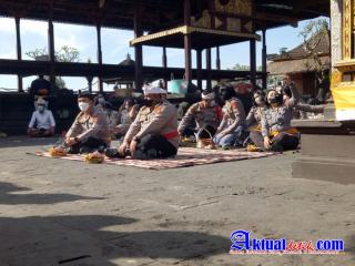 Kapolres Karangasem Dampingi Karo SDM Polda Bali Melaksanakan Persembahyangan di Pura Agung Besakih