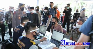 Tinjau Vaksinasi Massal, Kapolri Minta Semua Elemen Masyarakat Berkolaborasi Percepat Vaksinasi