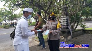 Waka Polres Klungkung Bagikan Masker Kepada Para Pemedek di Depan Pura Gua Lawah