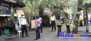 Kapolsek Tampaksiring Giat Pengamanan dan Himbau Prokes Pada Pengunjung Obyek Wisata Tirta Empul