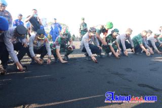 Sambut Hari Bhayangkara Ke-77, Kapolres Klungkung Bersama Dandim Melepasliarkan Tukik Jenis Lekang