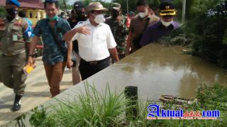 Wakil Bupati Pelalawan Tinjau Kondisi Bencana Banjir Di Desa Lubuk Kembang Bunga