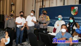 Kapolresta Pekanbaru Kunjungi Kegiatan Vaksinasi Massal