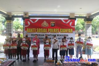 Peduli Pendidikan di Tengah Pandemi Covid-19, Polres Gianyar Berikan Bea Siswa Pada Anak Yatim Piatu