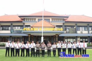 Kapolres Klungkung Pimpin Upacara Pelepasan Purna Tugas dan Berikan Reward Anggota Berprestasi