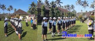 Semarak HUT RI Ke 77, Bhabinkamtibmas Pesaban dan Nongan Beri Pelatihan Gerak Jalan Siswa SMK