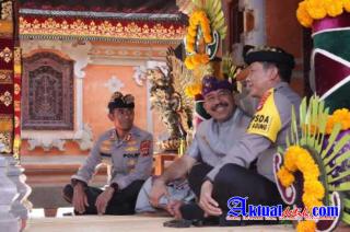 Kapolda Bali Didampingi Kapolres Klungkung Hadiri Acara Pernikahan