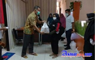 Kadis Kominfotik Berbagi Sembako Kepada PK dan Satpam