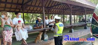 Personil Polres Gianyar Sasar Obyek Wisata Tirta Empul Himbau Prokes Covid-19
