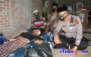 Kapolres Lhokseumawe Serahkan Santunan Kepada Kepada Seorang Buruh Yang Kehilangan Bola Mata